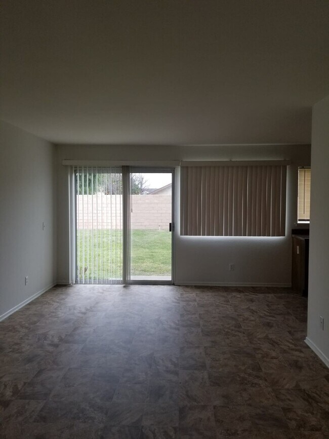 Building Photo - Don't Miss This One!