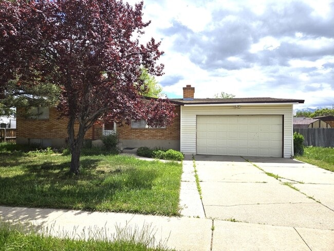 Building Photo - 5 Bedroom Home-Taylorsville