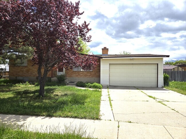 Foto del edificio - 5 Bedroom Home-Taylorsville