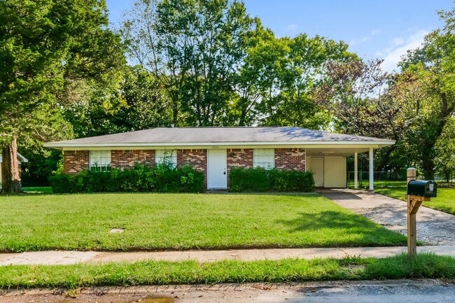 Building Photo - 5652 Chickasaw Dr