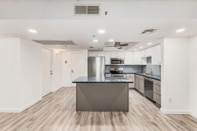 Foto del edificio - 7950 E Camelback Rd