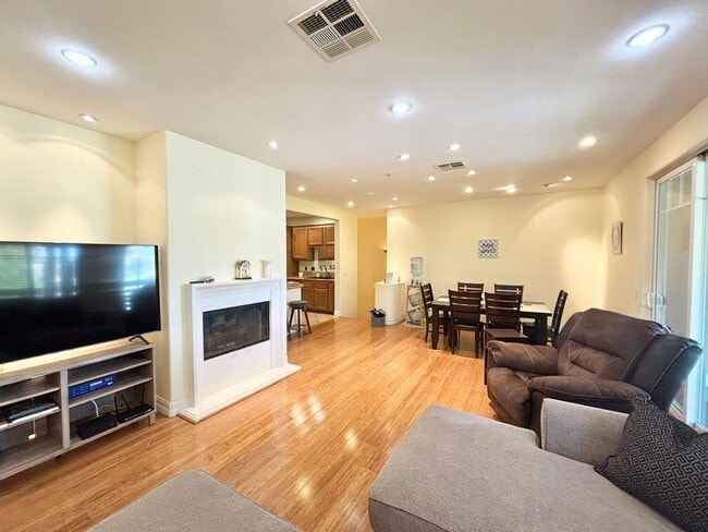 Building Photo - Oxnard | 2 Story 2+2 Condo | Seabridge Com...