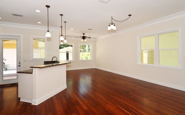 Kit/Din/Fam. Habitaciones. - 1657 9th St