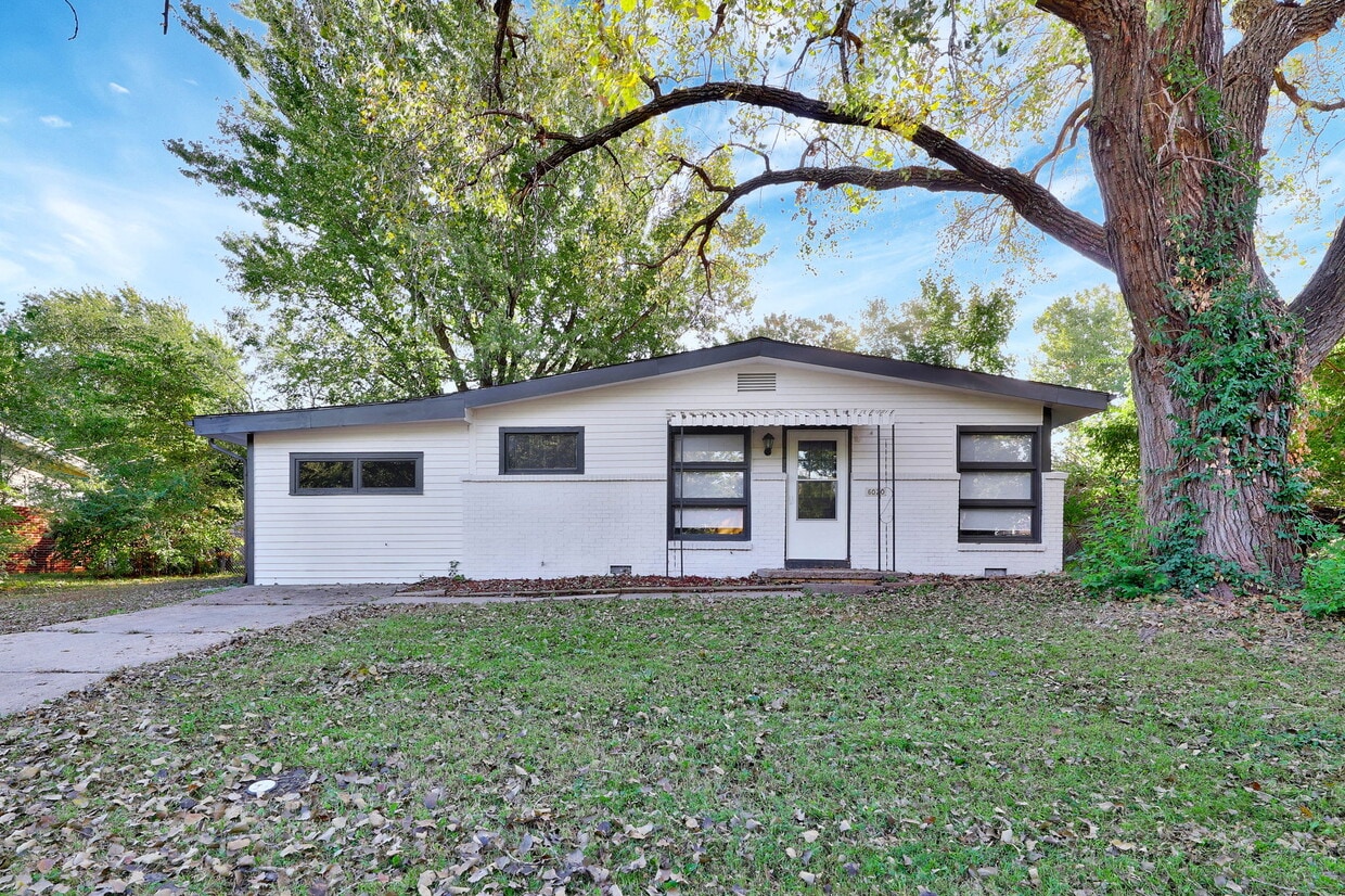 Primary Photo - 6020 N East Park View St