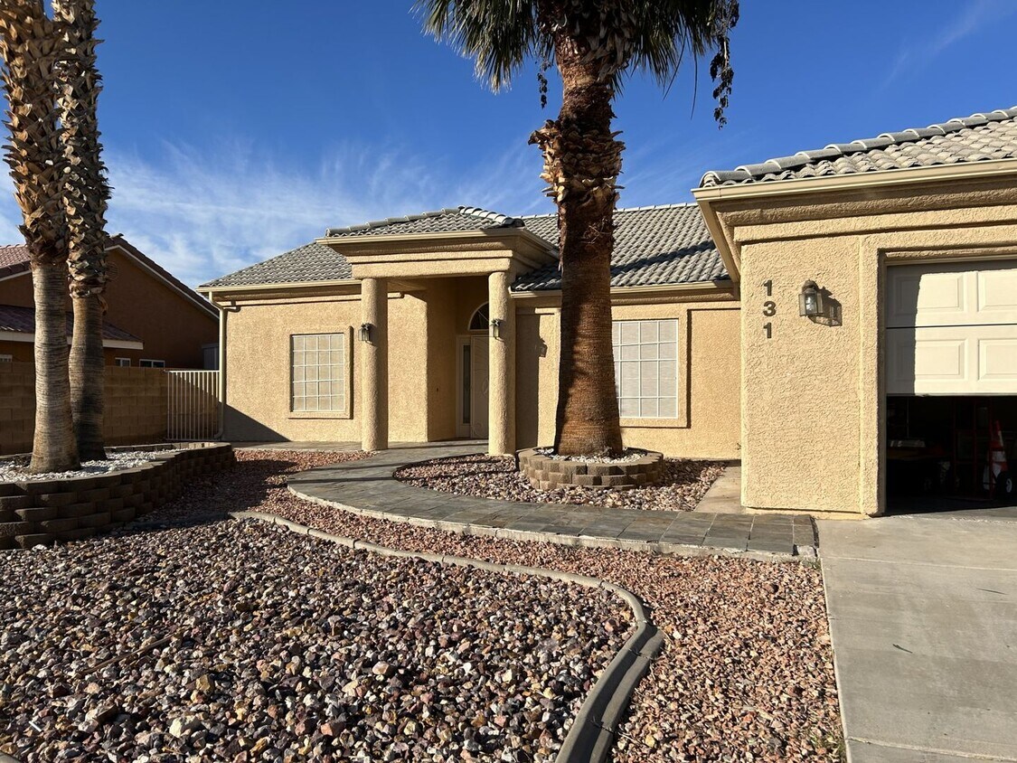 Building Photo - 3-bedroom 2-bathroom home with a den and 2...