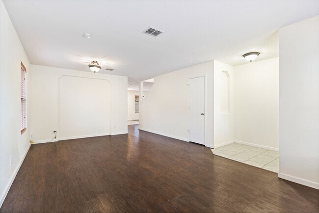 Foto del edificio - 4 bedroom/2.5 Bath Retama Springs Subdivision