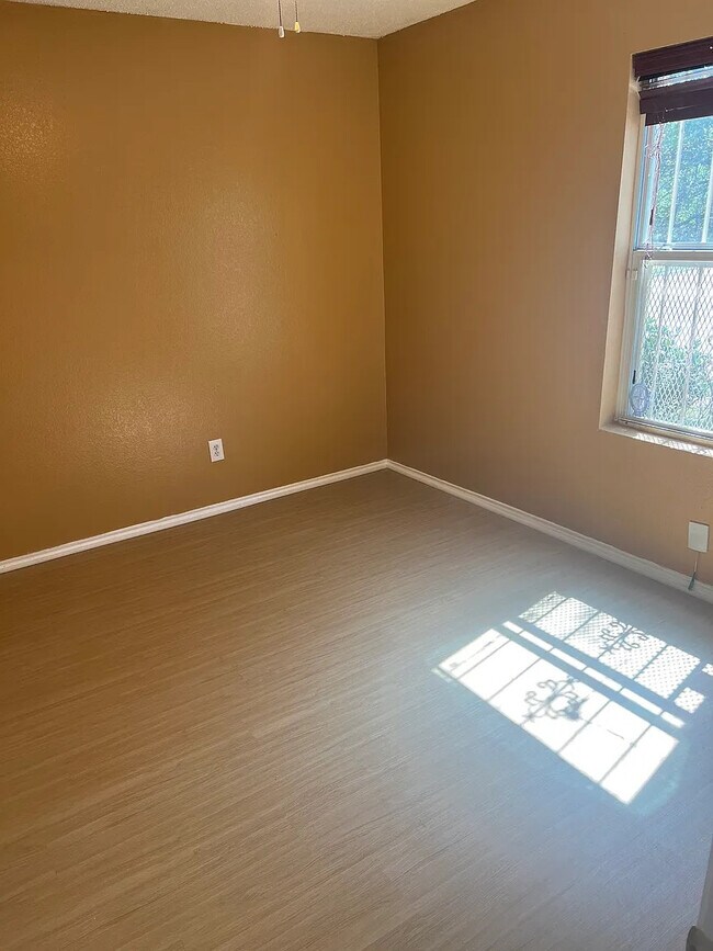 Foto del edificio - Room in House on Concordia Ln