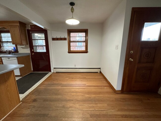 Building Photo - 3 Bedroom 1 Bath Bungalow-Style Ranch