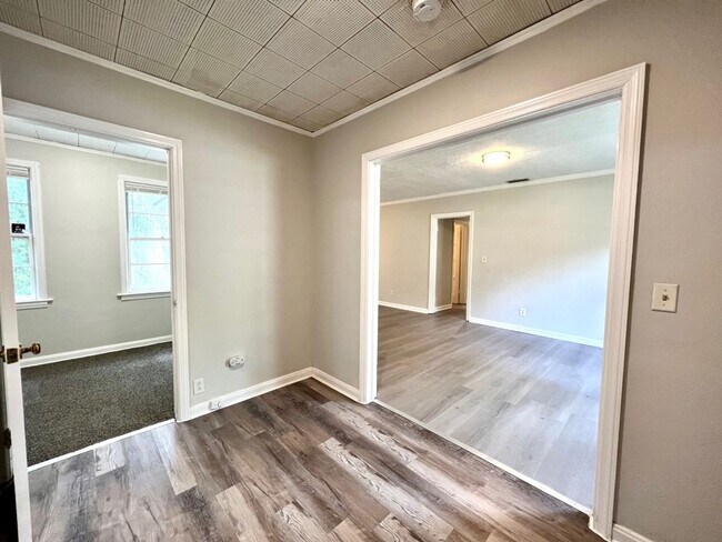 Foto del edificio - Huge 4 bedroom / 2 bathroom updated home n...