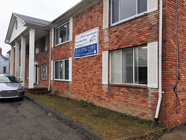 Building Photo - Colonial Manor Apartments