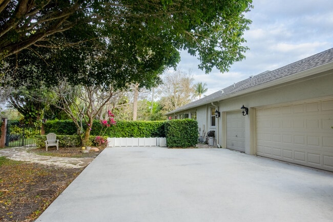 Building Photo - 15775 Meadow Wood Dr