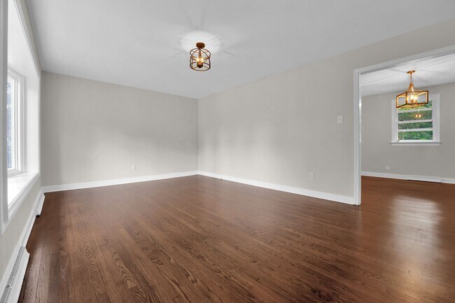 Building Photo - Beautiful Renovated 4 Bedroom 2.5 Bathroom...