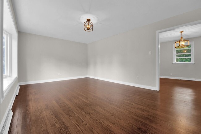 Foto del edificio - Beautiful Renovated 4 Bedroom 2.5 Bathroom...