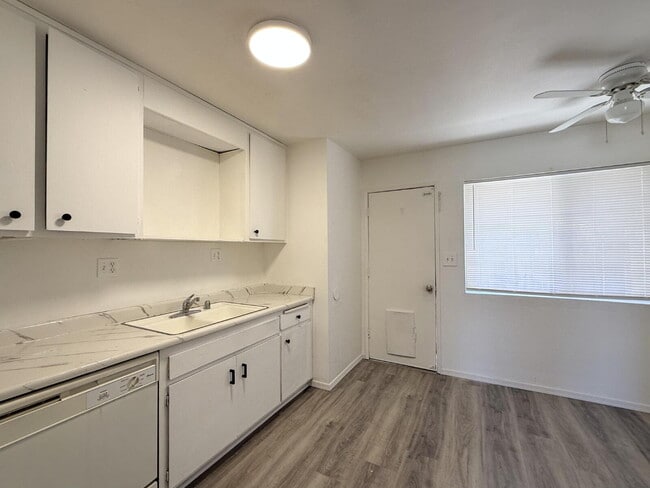 Building Photo - 2 bed 1 bath with a garage BHCRENT.COM