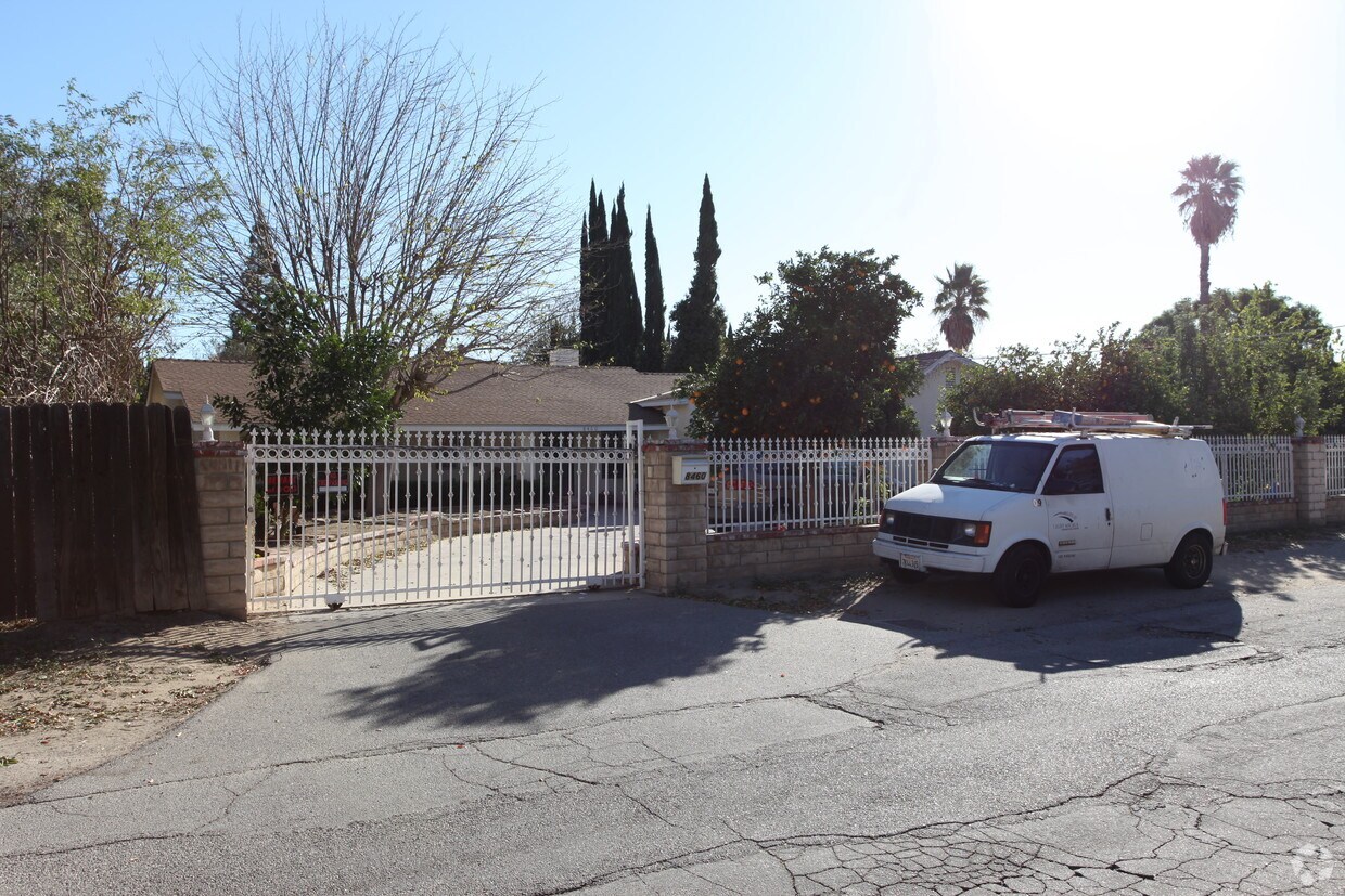 Primary Photo - 8460 Penfield Ave