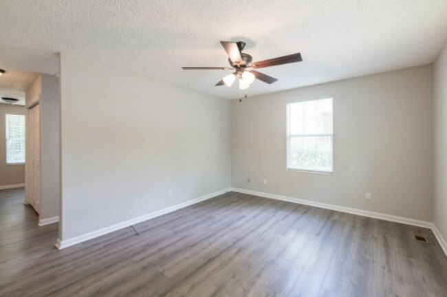 Building Photo - Knoxville 37914 - Cute 2 bedroom, 1 bath c...