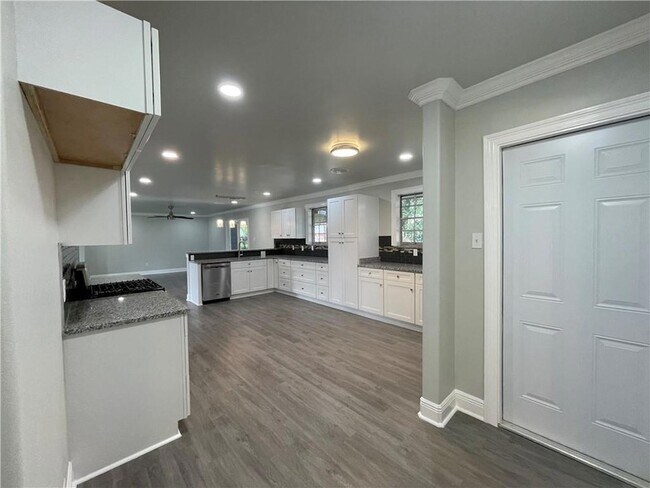 Building Photo - 214 River Oaks Dr