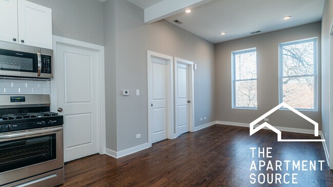 Foto del edificio - 2404 S Troy St