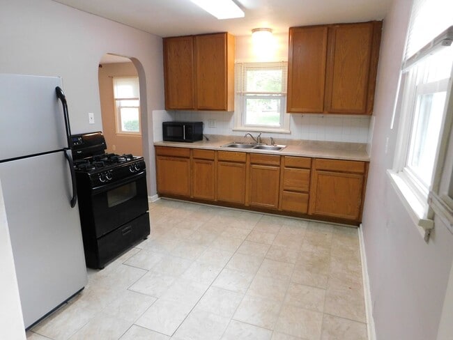 Building Photo - Very nice 3 bedroom/1 bath in El Dorado!