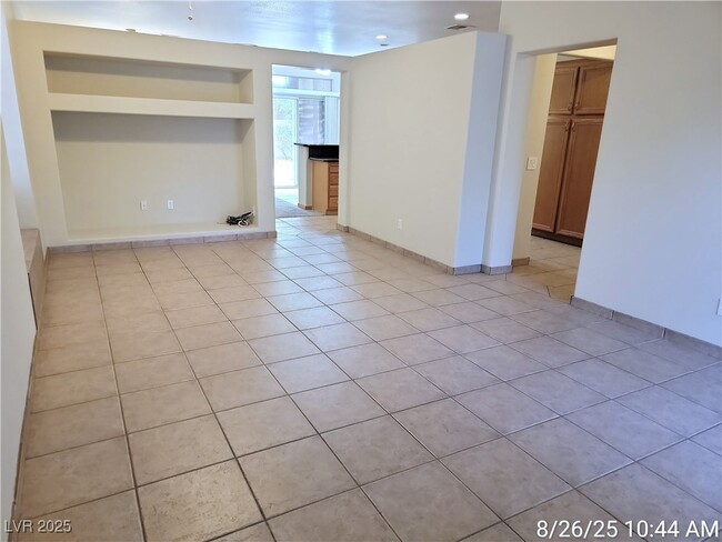 Building Photo - 948 Lloyd George Dr