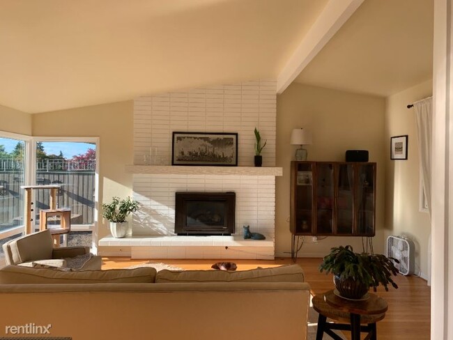 Building Photo - 3 br, 3 bath House - 3238 Viewcrest Dr NE