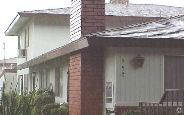 Building Photo - 950 W Pine St