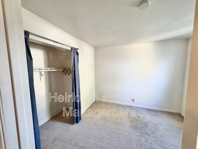 Foto del edificio - AVAILABLE AUGUST 1st   - 2 Bed 1 Bath Located In Superior WI w/ Bonus Space