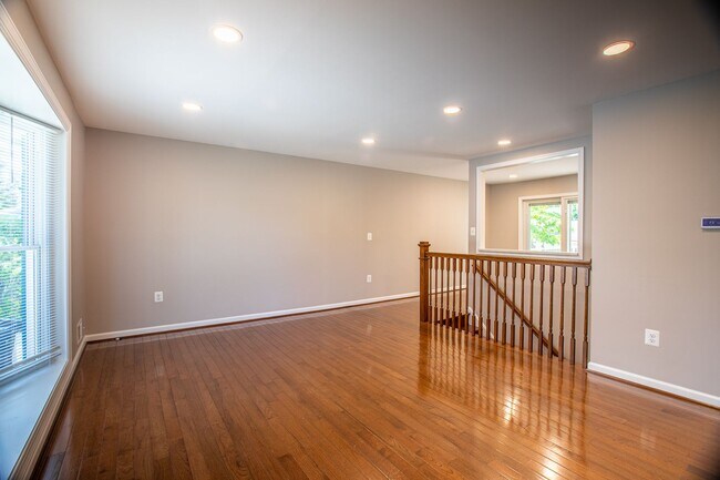 Building Photo - Beautiful 3 BR/ 2 BA Single-Family Home in...