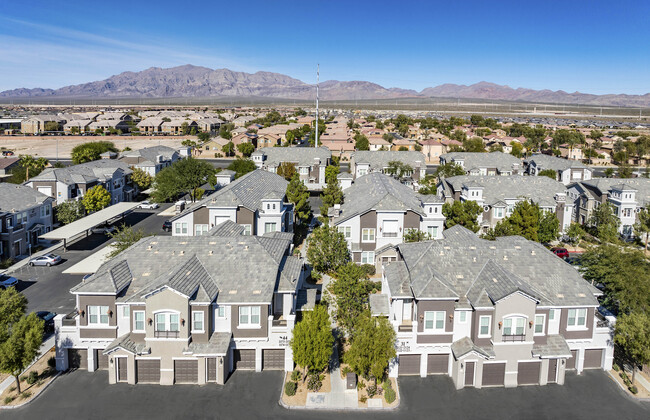 Building Photo - Colonial Grand at Palm Vista