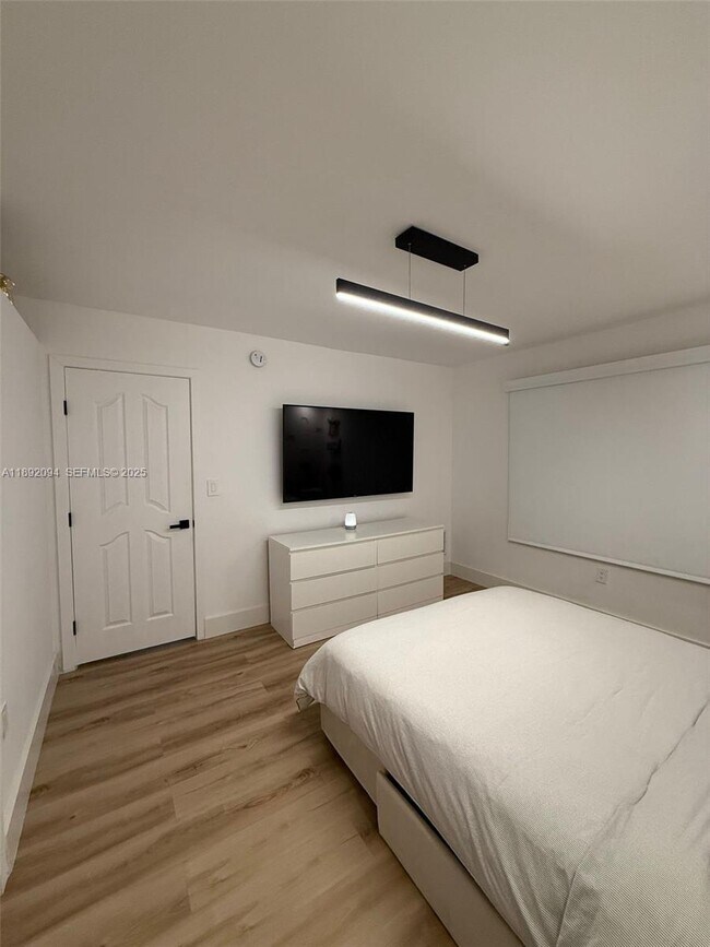 Foto del edificio - 445 SW 11th St