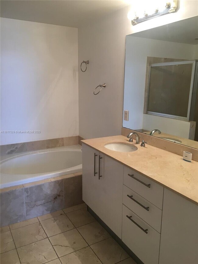 Foto del edificio - 3330 NE 190th St
