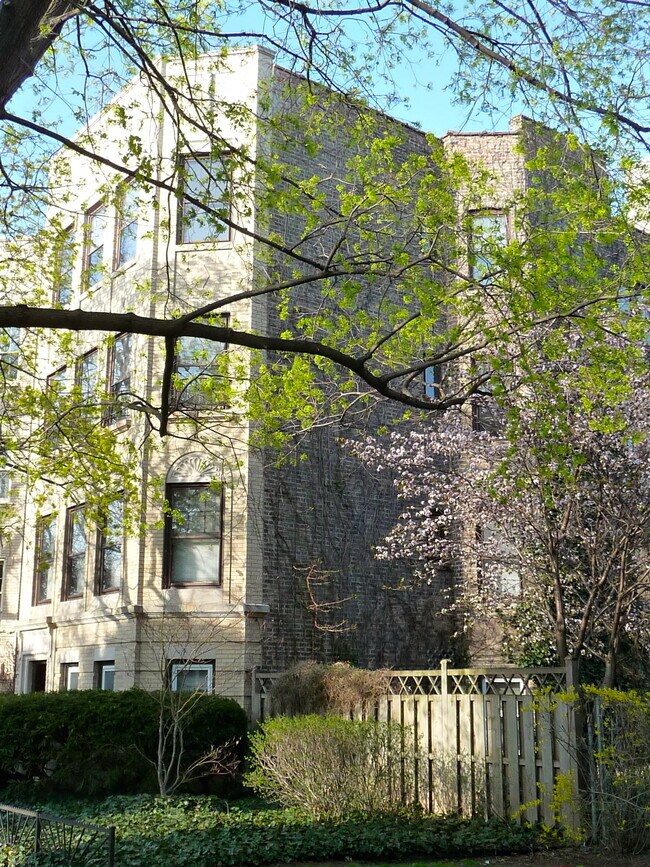 Open southern exposure - 7549 N Oakley Ave