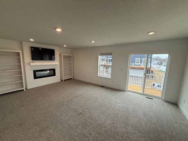 Foto del edificio - End Unit Luxury Townhouse Available Now, Primary En Suite, Fireplace, Balcony