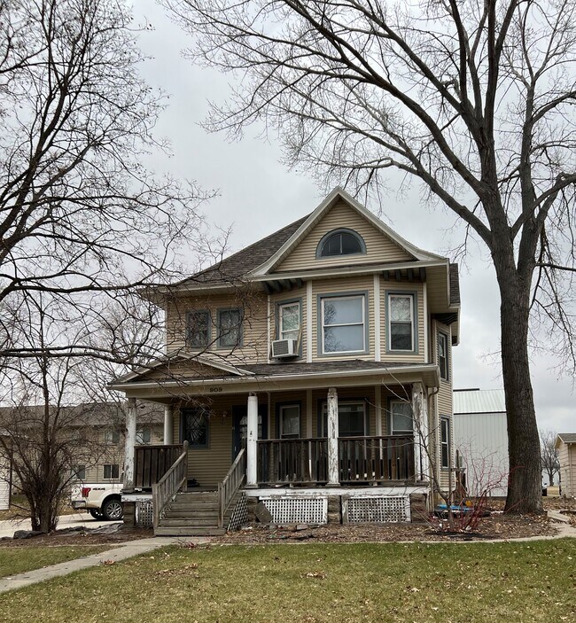 Fotografía del edificio - 909 Brooklawn Dr