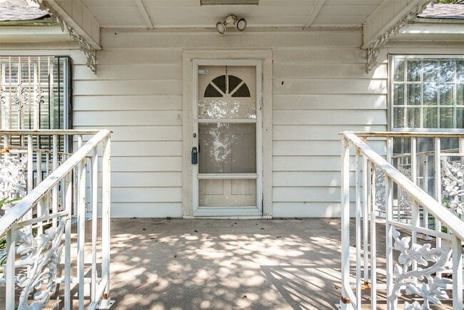 Building Photo - 3515 Fairview Ave