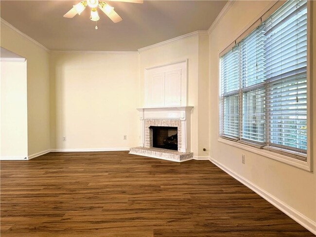 Building Photo - 2075 Pine Tree Dr