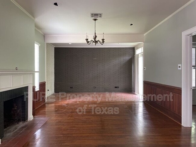 Building Photo - 1307 W Lake Dr
