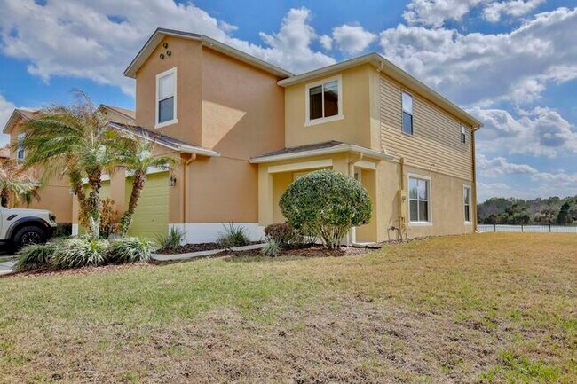 Foto del edificio - Spacious 3/2.5 End-Unit with Breathtaking Lake Views in Sanford!