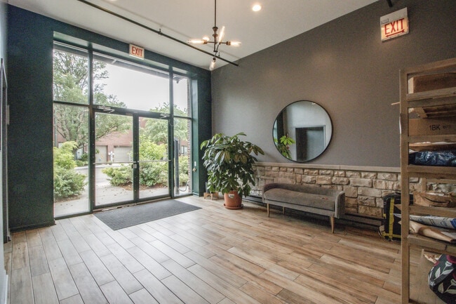 Building Photo - 2222 W Diversey Ave