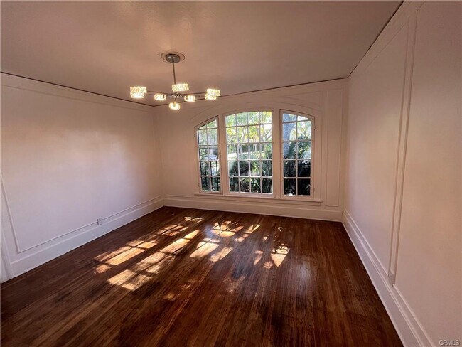 Building Photo - 624 N Roxbury Dr