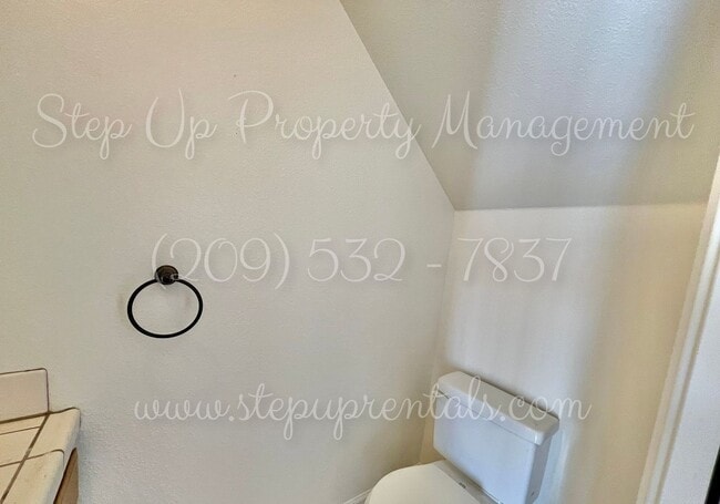 Building Photo - Splendid 2 Bedroom 1.5 Bath Townhouse Near...