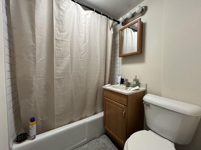 Building Photo - 1 bedroom in Chicago IL 60657