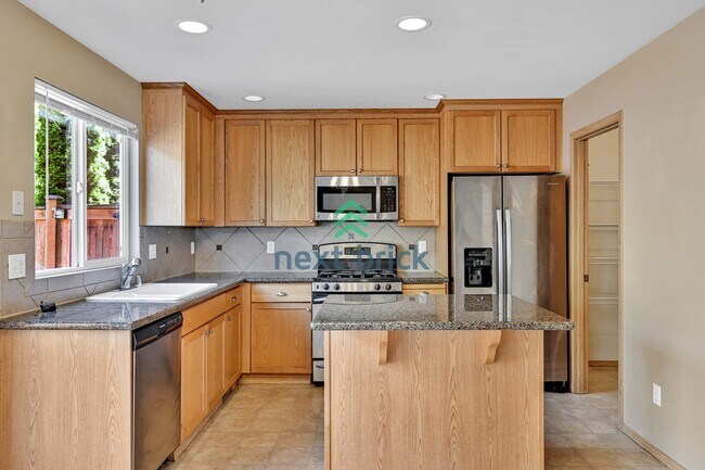 Foto del edificio - 3 BED & 2.5 BATH TOWNHOUSE FOR RENT