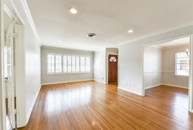 Building Photo - 8910 Bace Dr