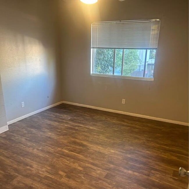 Building Photo - 2440 Almandor Cir