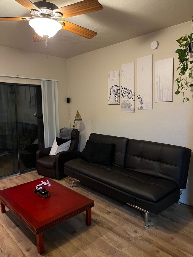 Foto del edificio - 2550 E River Rd