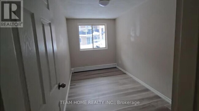 Photo du bâtiment - 104 Barber Ave N