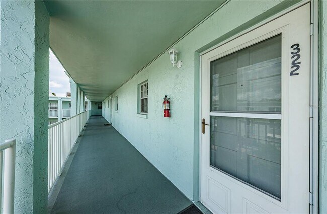 Foto del edificio - 1706 Belleair Forest Dr