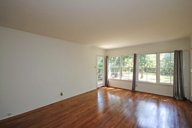 Building Photo - 1522 N Altadena Dr