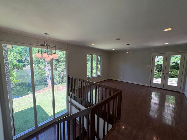 Foto del edificio - Large Lakefront Home Minutes from Downtown Greenville!